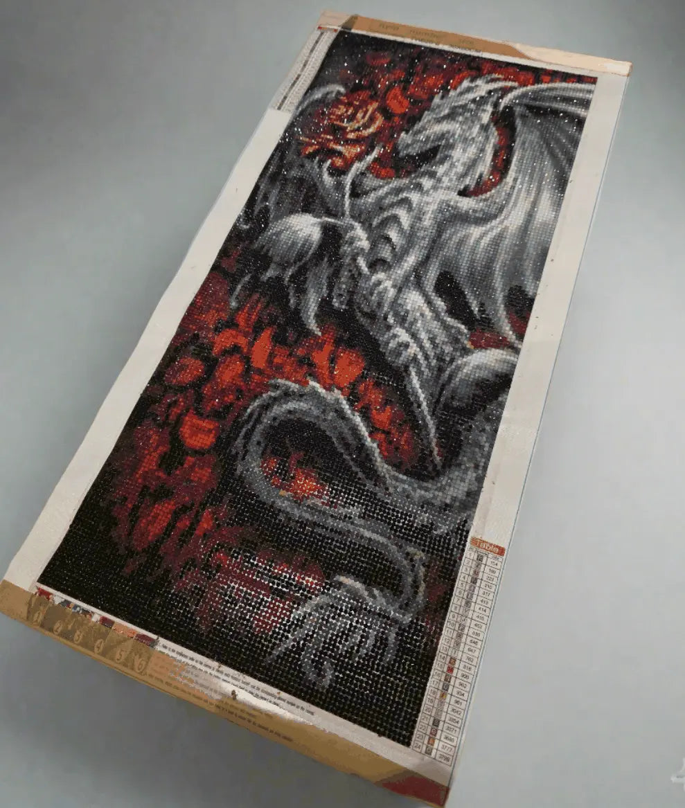 Tableau Diamond Painting dragon argenté scintillant sur fond rouge feu, toile artisanale 30x60 cm prête à exposer